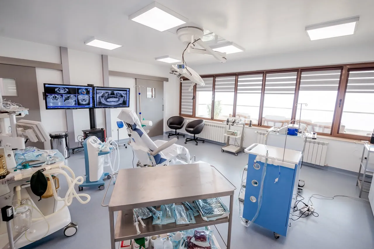 Blocul operator Implantodent, cu monitoare de tomografie și aparatură de anestezie