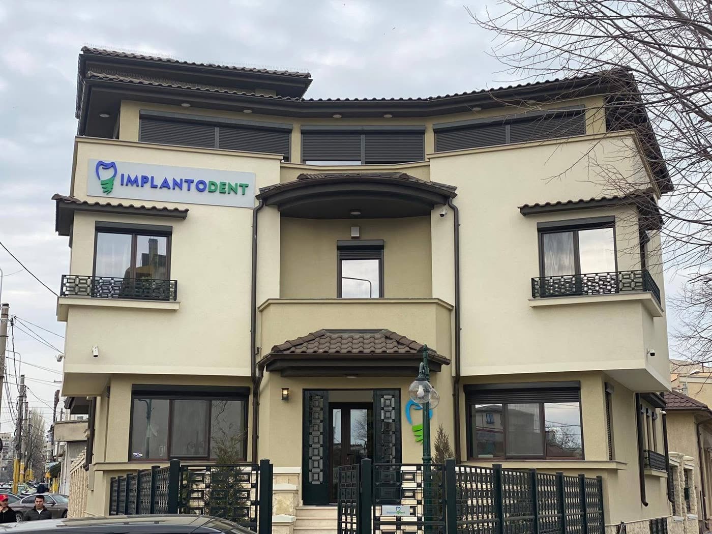 Clinica Implantodent Constanța — clădirea cu firma Implantodent