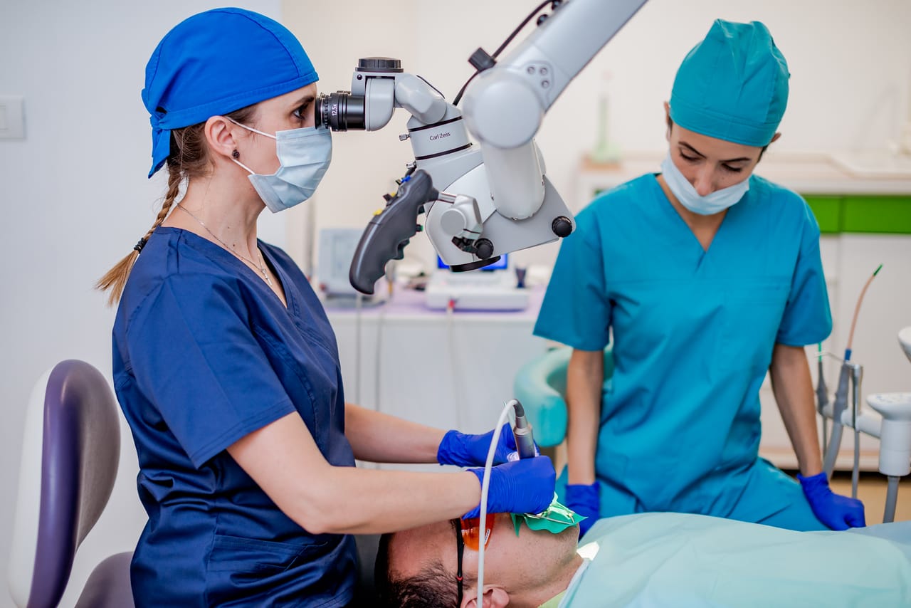 Tratament la microscop în cabinetul Implantodent