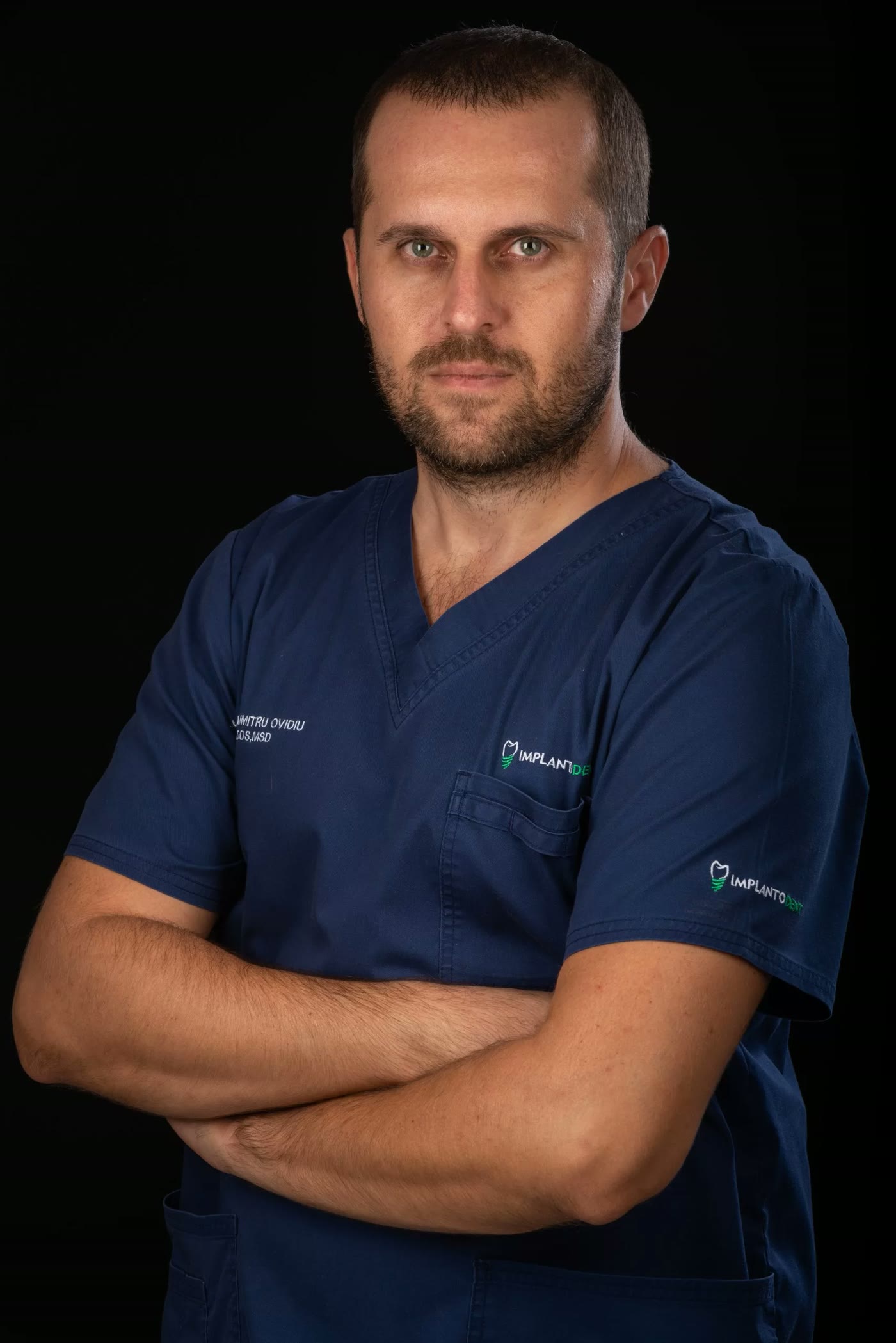 Dr. Ovidiu Dumitru, medic implantolog Implantodent, în uniformă medicală