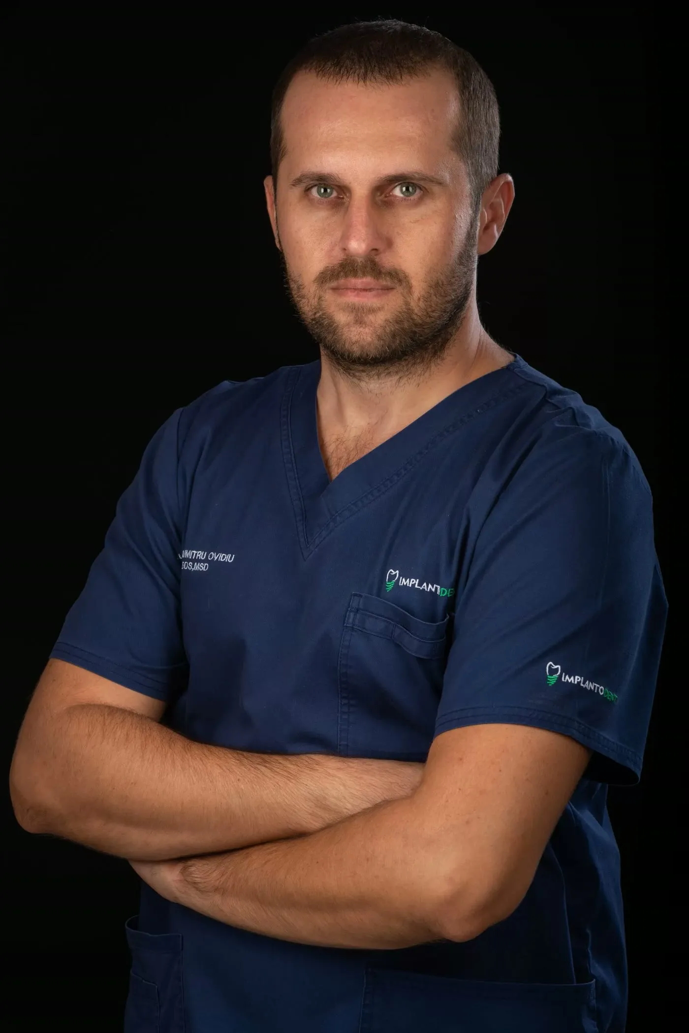 Dr. Ovidiu Dumitru, medic implantolog Implantodent, în uniformă medicală