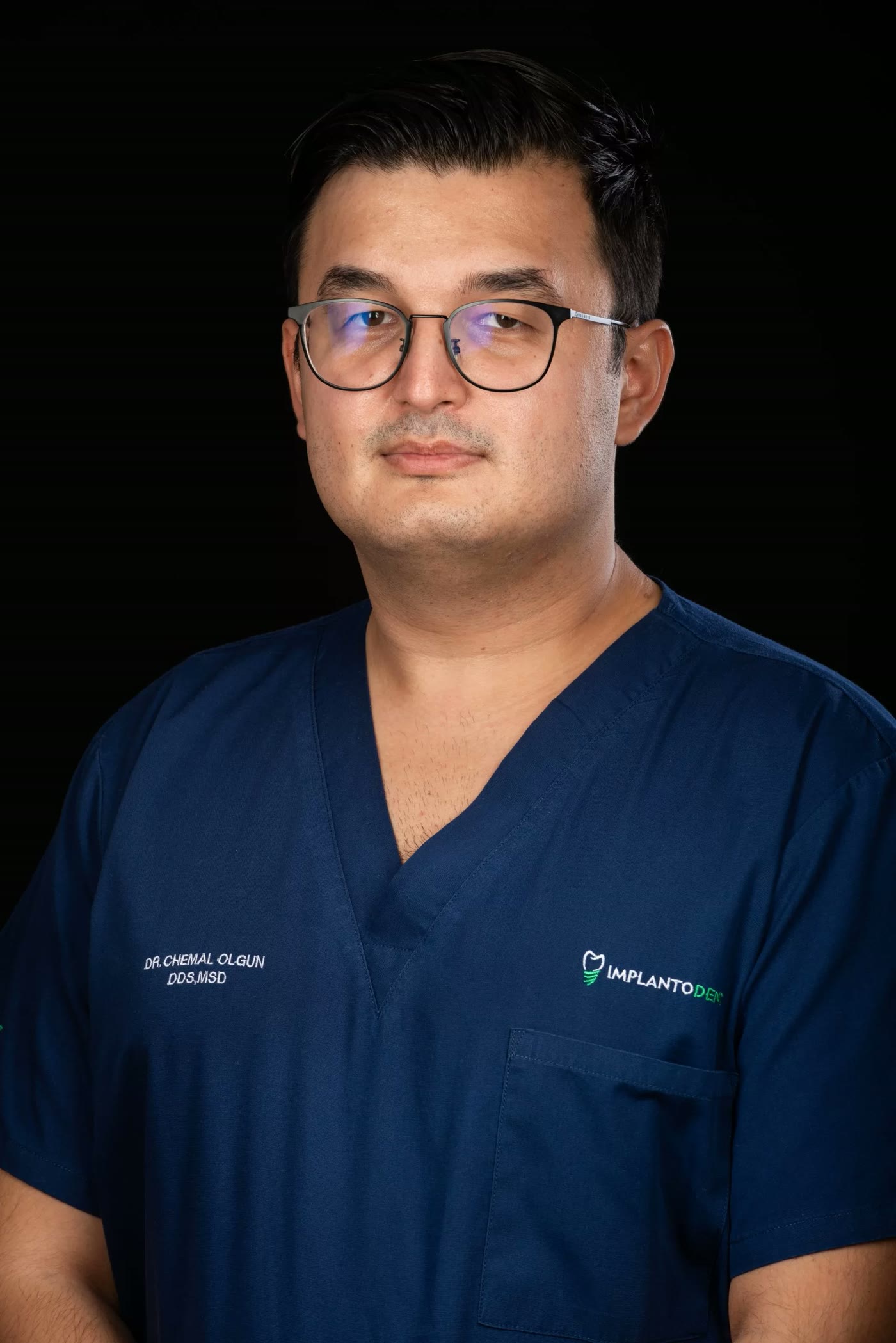 Portret al medicului Chemal Olgun, în uniformă Implantodent