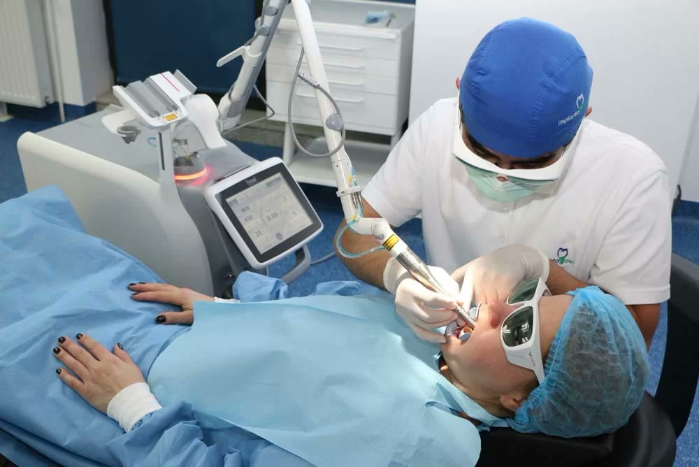 Tratarea unei carii dentare cu laser, în locul frezei dentare clasice