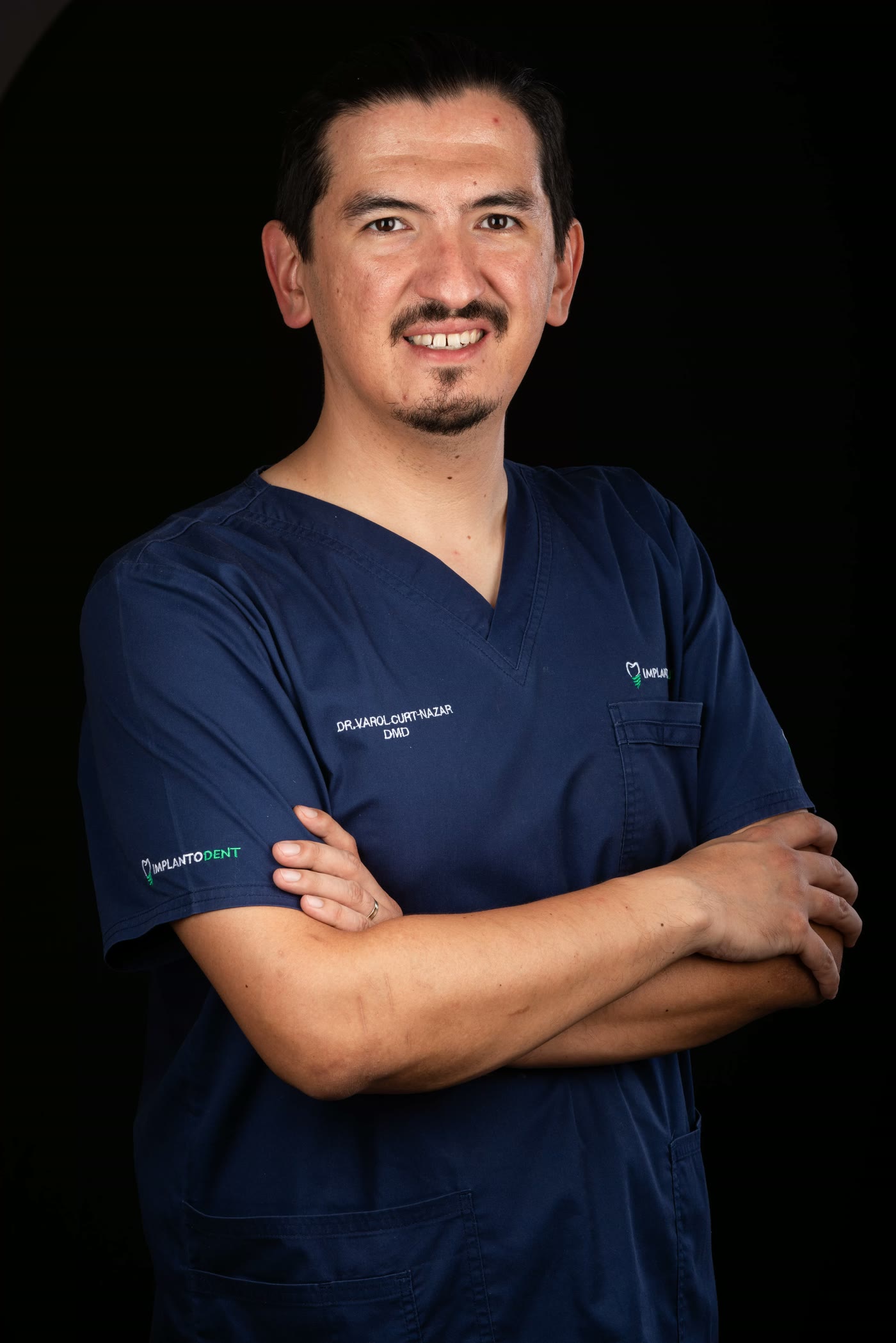 Portret al dr. Curt-Nazar Varol, medic estetician dentar la Implantodent, în uniformă de clinică