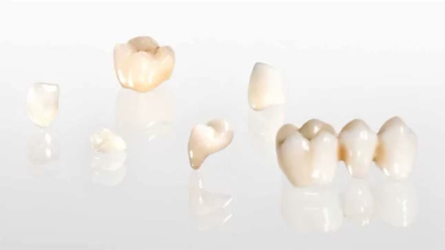 Coroane individuale și o punte scurtă din ceramică integrală, fără structură metalică