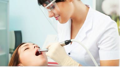 Igienizare profesională realizată de asistentă înaintea intervenției chirurgicale de implant