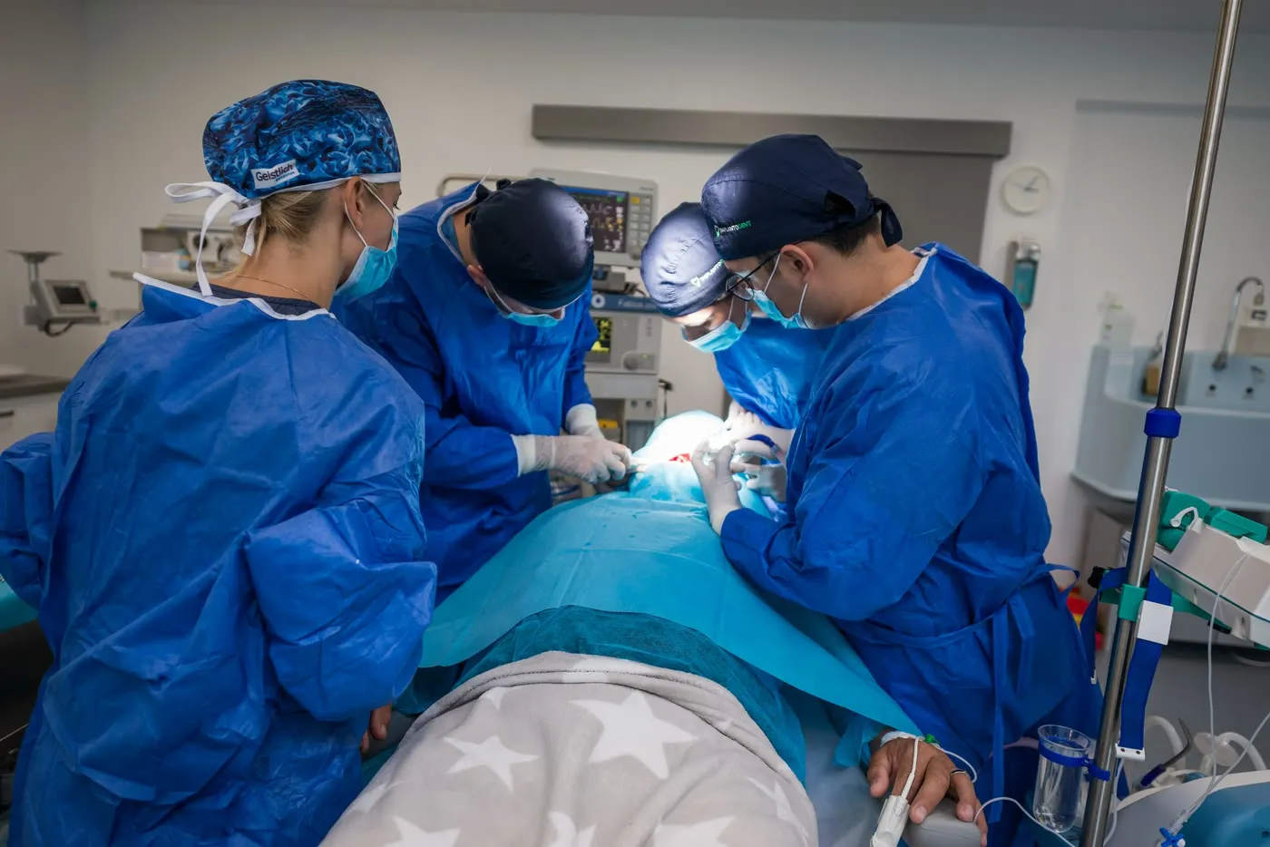 Echipa chirurgicală Implantodent în blocul operator, în timpul unei intervenții de chirurgie orală cu monitorizare anestezică