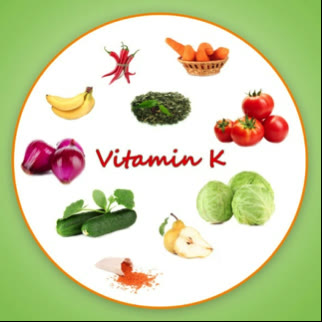 Planșă circulară cu alimente bogate în vitamina K: verdețuri, varză, roșii, castraveți, ceapă roșie și morcovi