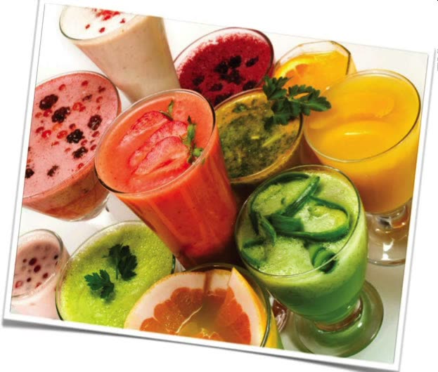 Pahare cu smoothies colorate din fructe și legume