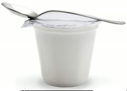 Pahar de iaurt natural cu o linguriță