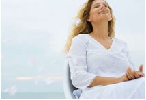 Femeie care se odihnește relaxată în aer liber