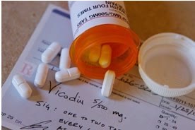 Flacon de Vicodin cu comprimate, așezat pe o rețetă medicală