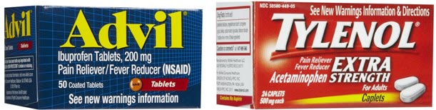 Cutie de Advil cu tablete de ibuprofen 200 mg și cutie de Tylenol Extra Strength cu acetaminofen 500 mg