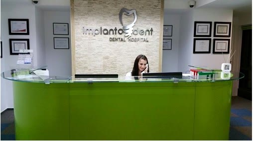 Recepția clinicii Implantodent Dental Hospital, cu asistenta care răspunde la telefon