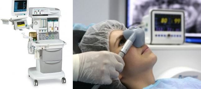 Aparatul de anestezie din dotarea clinicii și o pacientă care primește inhalosedare pe mască nazală, cu monitor de funcții vitale