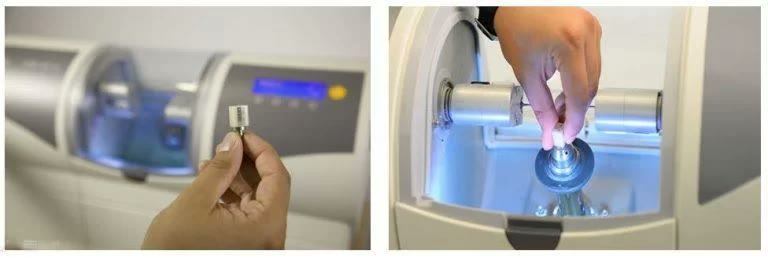 Cubul de ceramică montat în unitatea de frezare CEREC din cabinet, înainte de frezarea restaurării