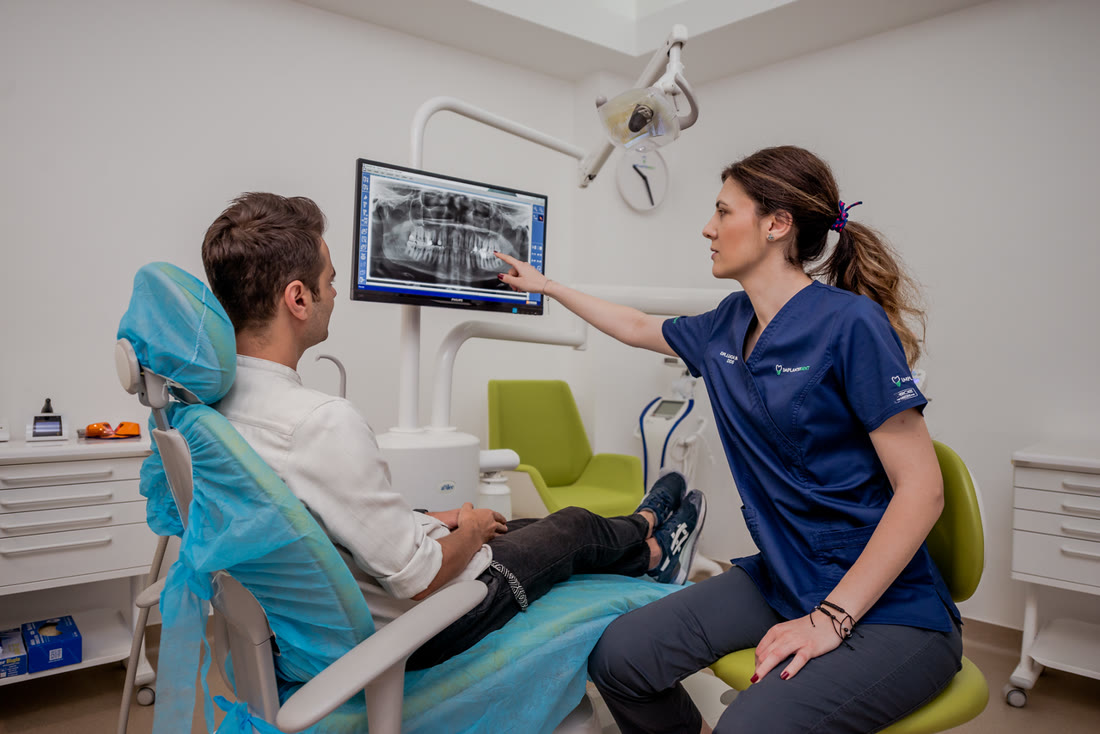Consultație de specialitate la Implantodent — analiza tomografiei 3D cu pacientul