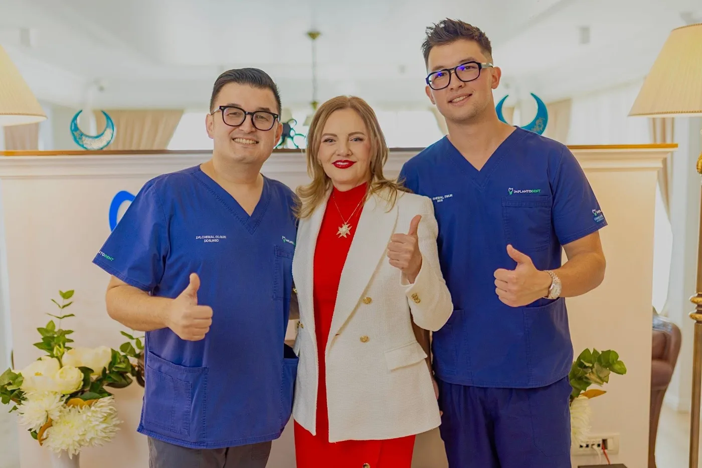 Medicii Implantodent alături de o pacientă, la recepția clinicii