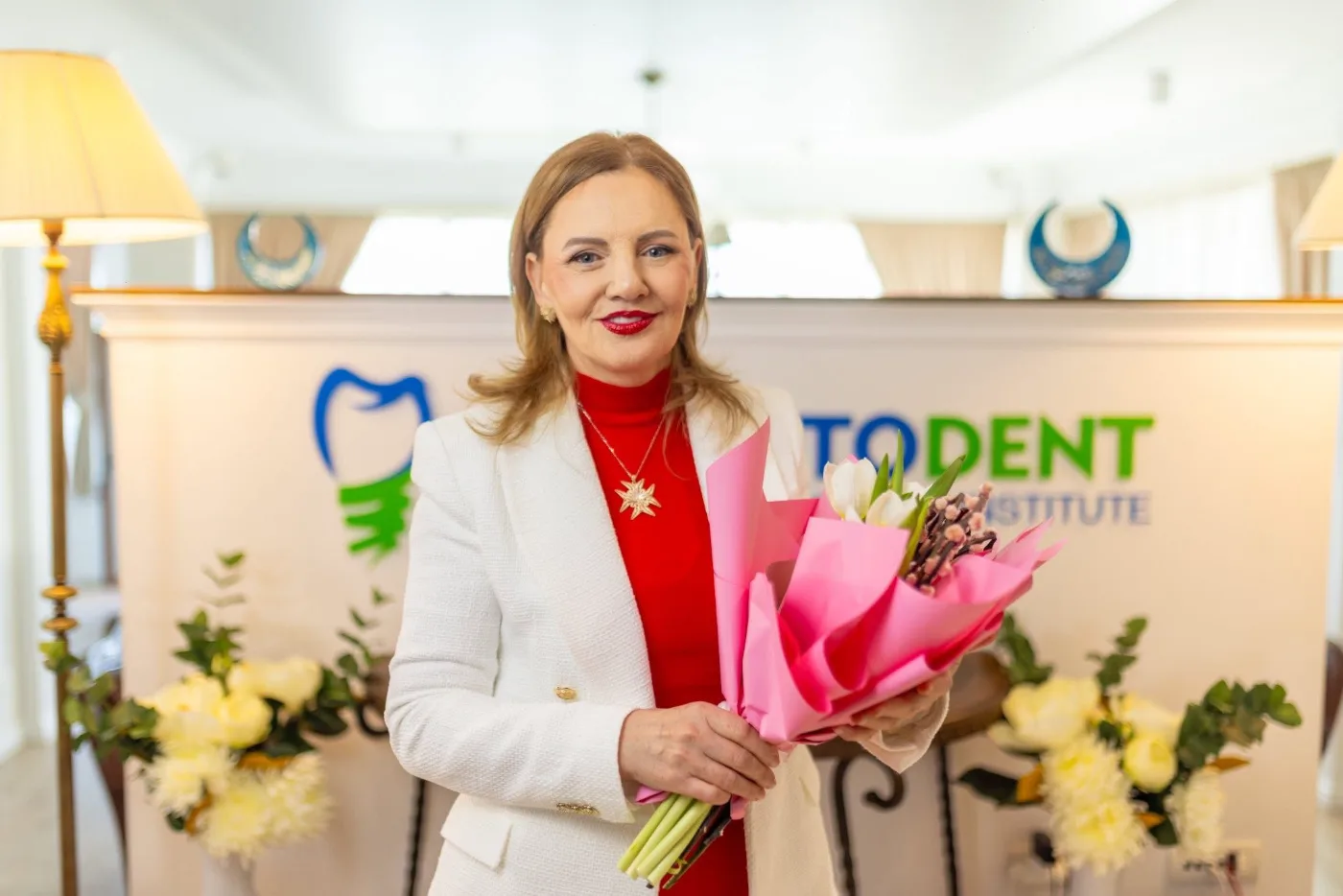 Pacientă Implantodent la recepția clinicii, după finalizarea tratamentului