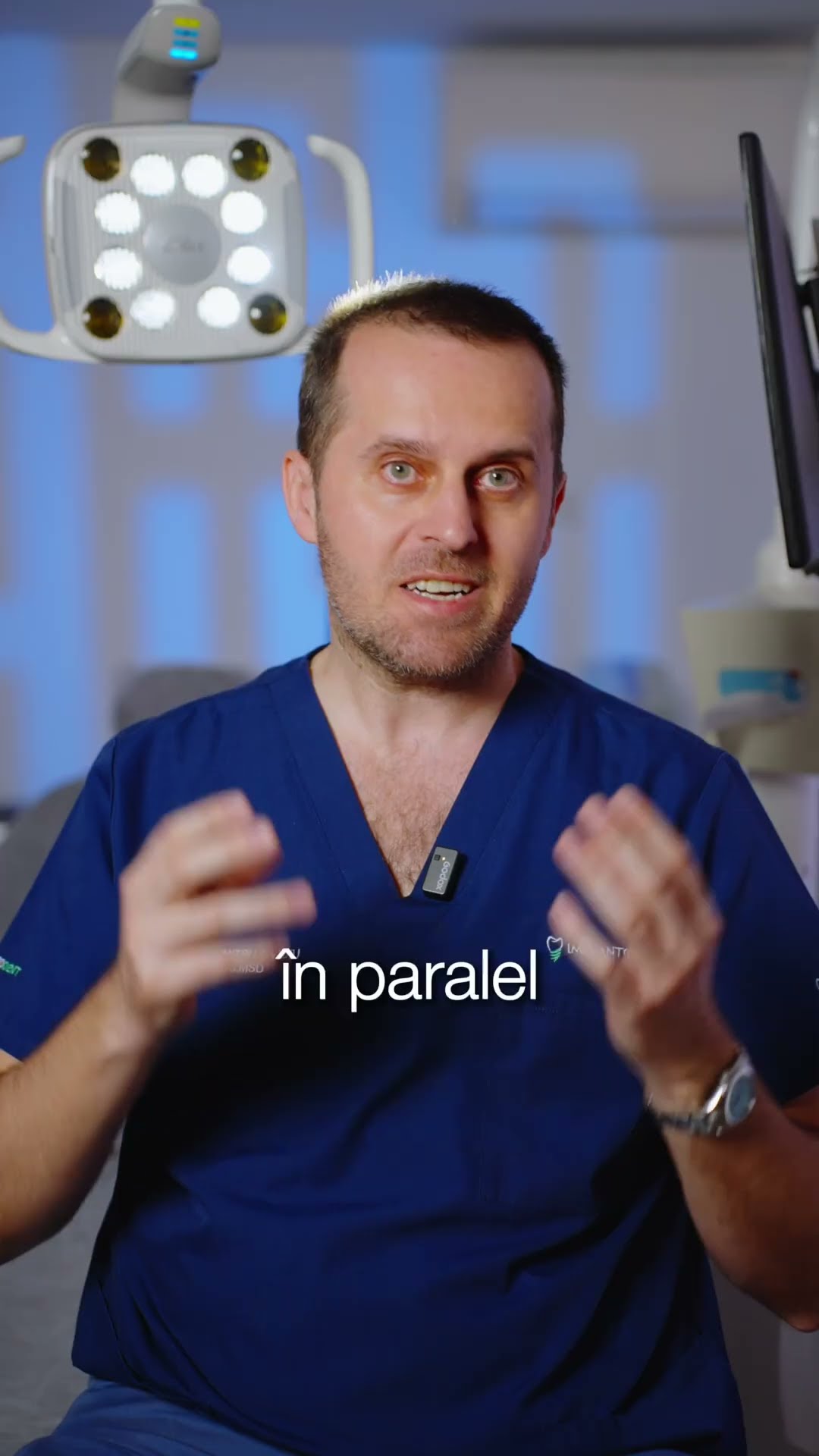 Medic Implantodent vorbind despre tratament, filmat în blocul operator