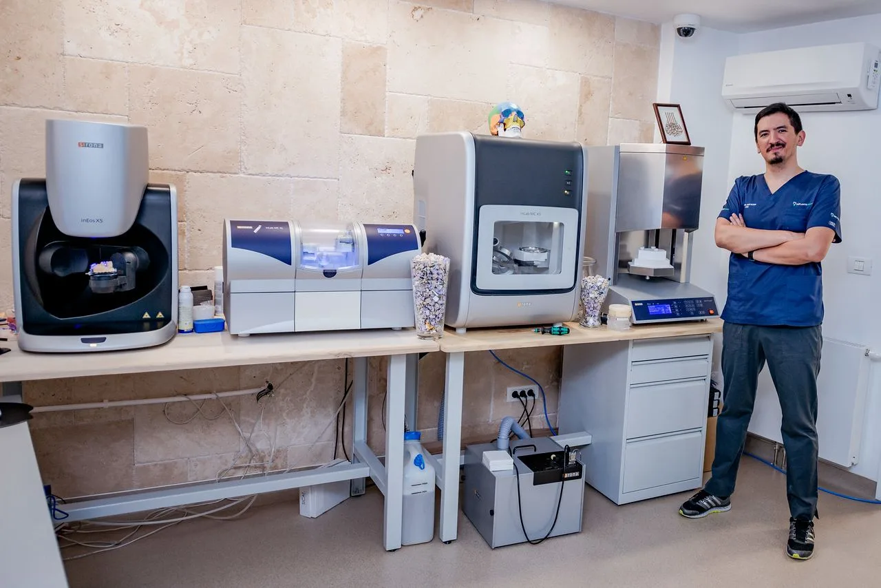 Laboratorul digital propriu: scanner inEos X5, unitatea de frezare inLab MC X5 și cuptorul de sinterizare