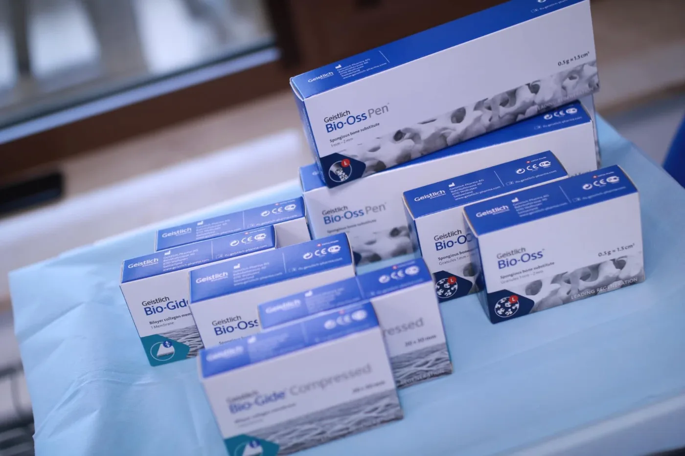Biomateriale de adiție osoasă Geistlich Bio-Oss și membrane Bio-Gide, pregătite pentru intervenție
