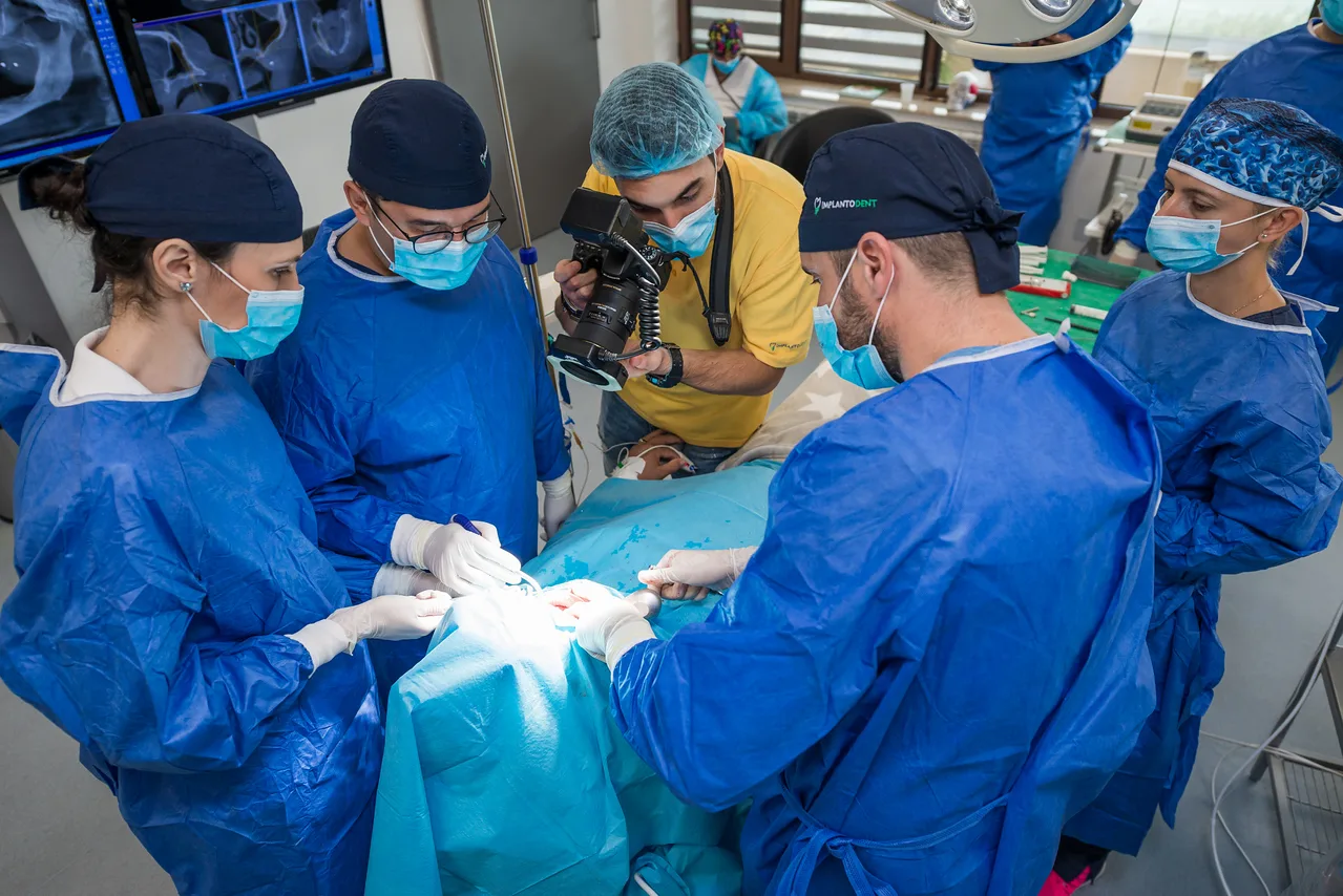 Echipa completă Implantodent în timpul unei intervenții de chirurgie orală, în bloc operator