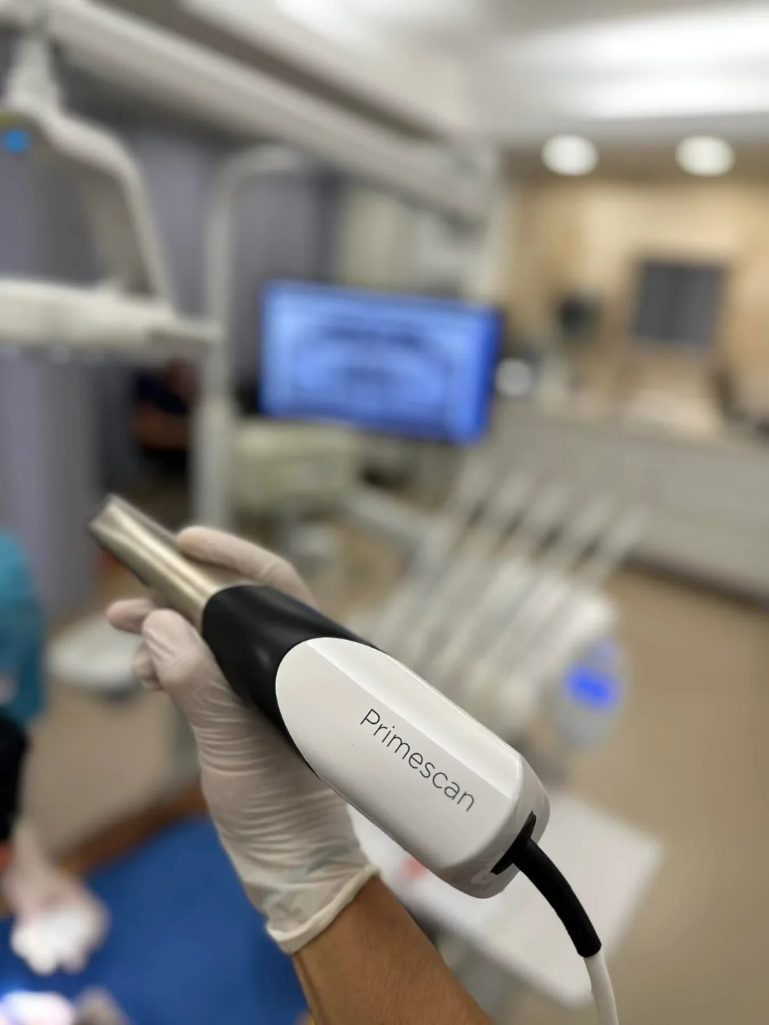 Scannerul intraoral Primescan, folosit pentru amprenta digitală
