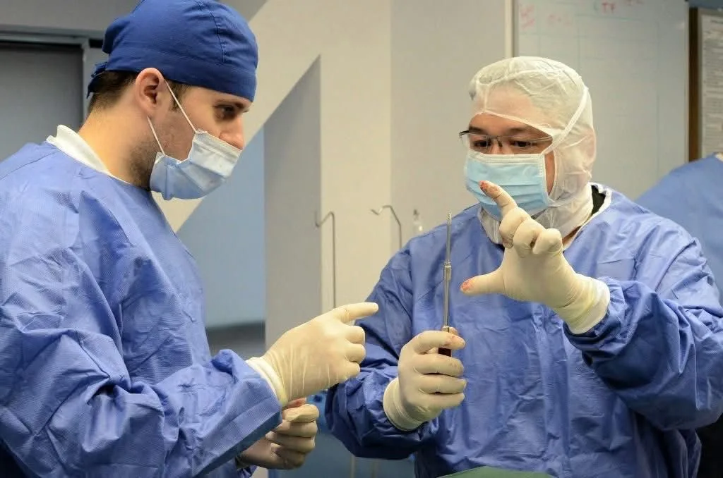Medici Implantodent pregătind un implant zigomatic, în blocul operator